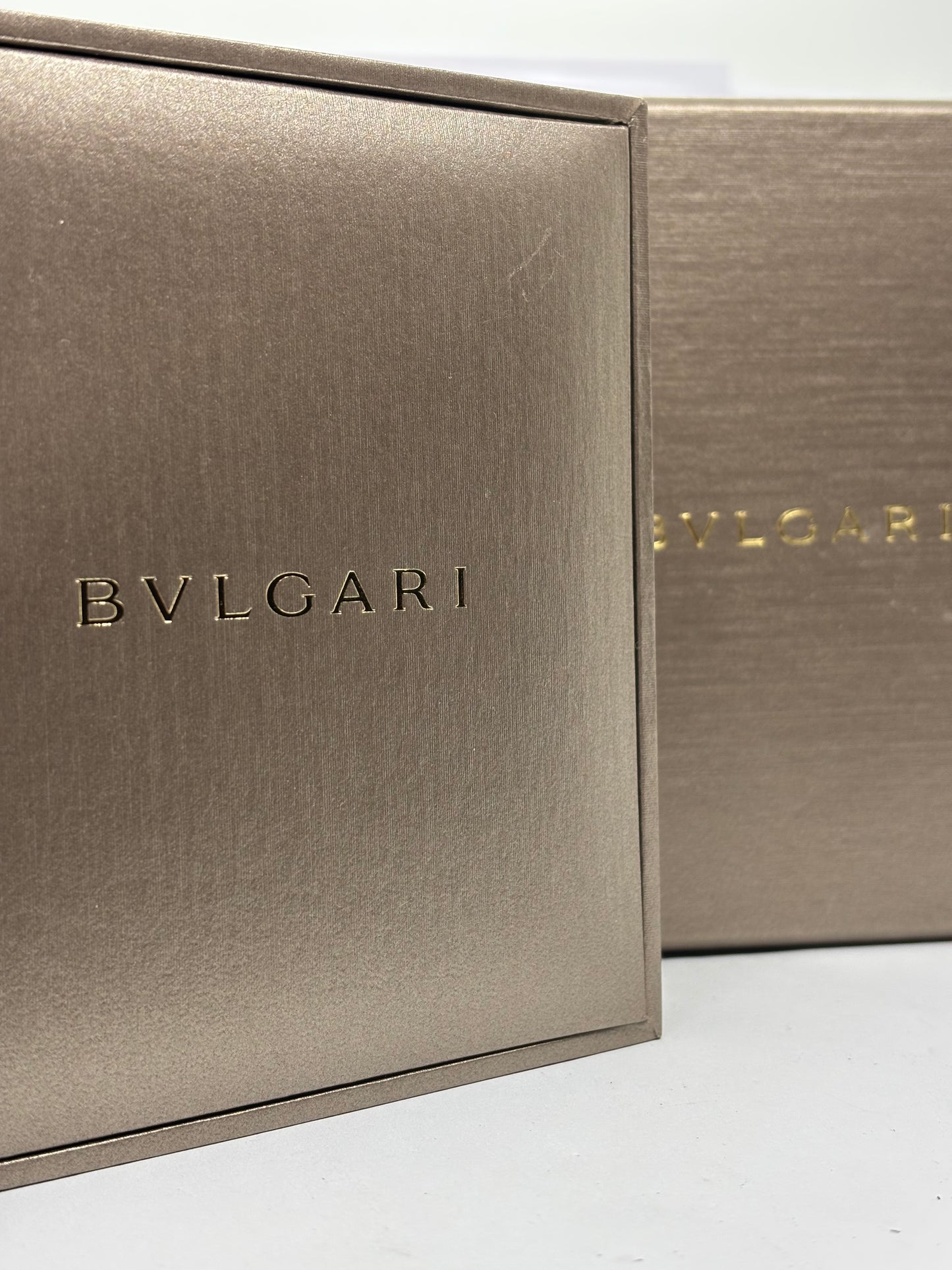 Collier élégant au design moderne et audacieux, mettant en valeur un pendentif aux lignes épurées et architecturales. Symbole d’équilibre et de sophistication, ce bijou reflète une allure contemporaine et raffinée, idéal pour illuminer le décolleté avec une touche d’élégance intemporelle et de caractère.