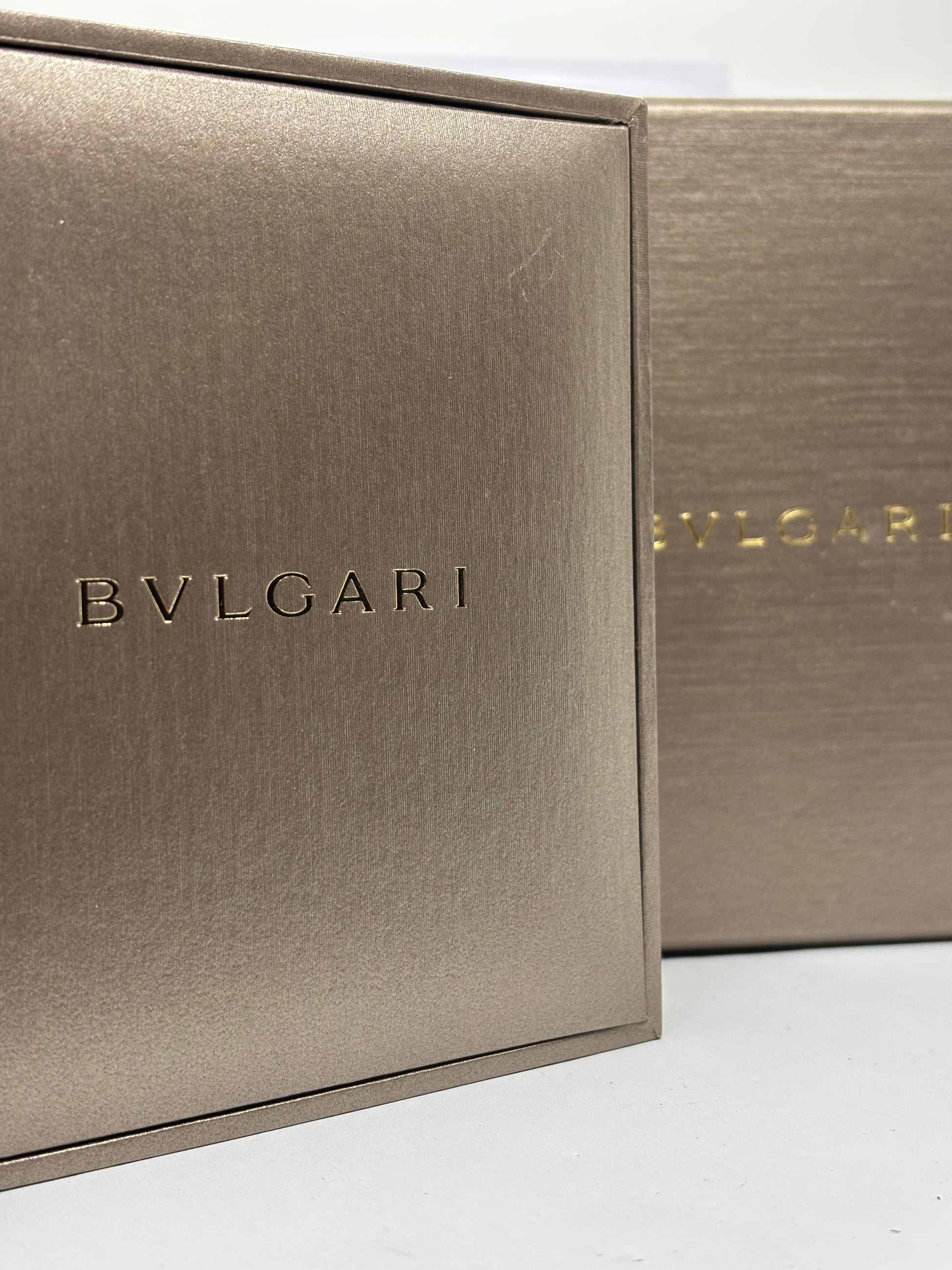 Collier élégant au design moderne et audacieux, mettant en valeur un pendentif aux lignes épurées et architecturales. Symbole d’équilibre et de sophistication, ce bijou reflète une allure contemporaine et raffinée, idéal pour illuminer le décolleté avec une touche d’élégance intemporelle et de caractère.