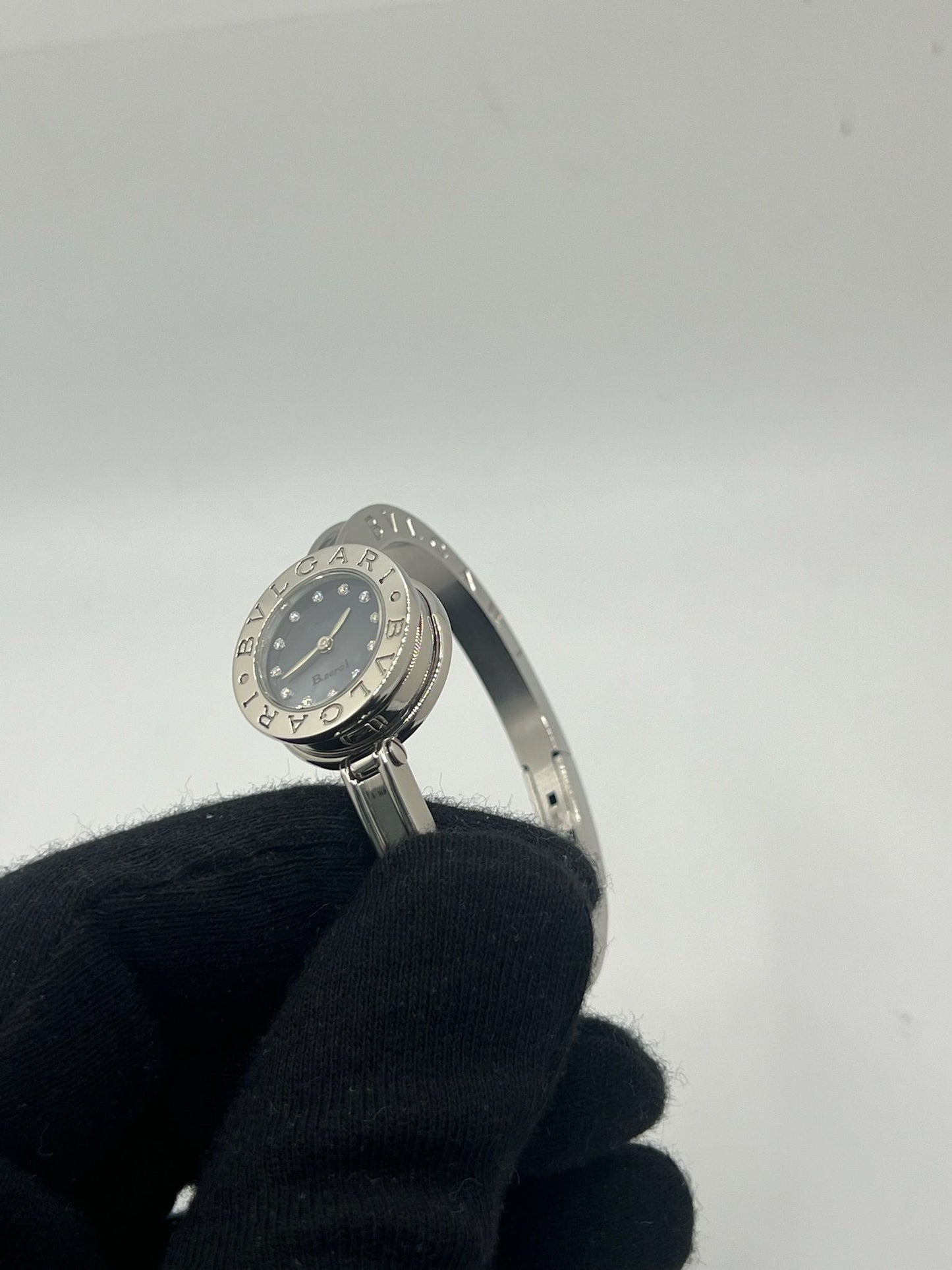 Découvrez l’élégance intemporelle de la montre Bulgari B.Zero1 en acier, sublimée par un cadran en nacre et un sertissage délicat de diamants. Ce modèle iconique pour femme allie sophistication joaillière et précision horlogère grâce à son mouvement quartz. Son design épuré, sans chiffres, et ses finitions luxueuses en font un bijou d’exception. Idéale pour sublimer chaque tenue, cette B.Zero1 incarne le raffinement à l’italienne signé Bulgari. Un choix parfait pour les amatrices de montres haut de gamme.