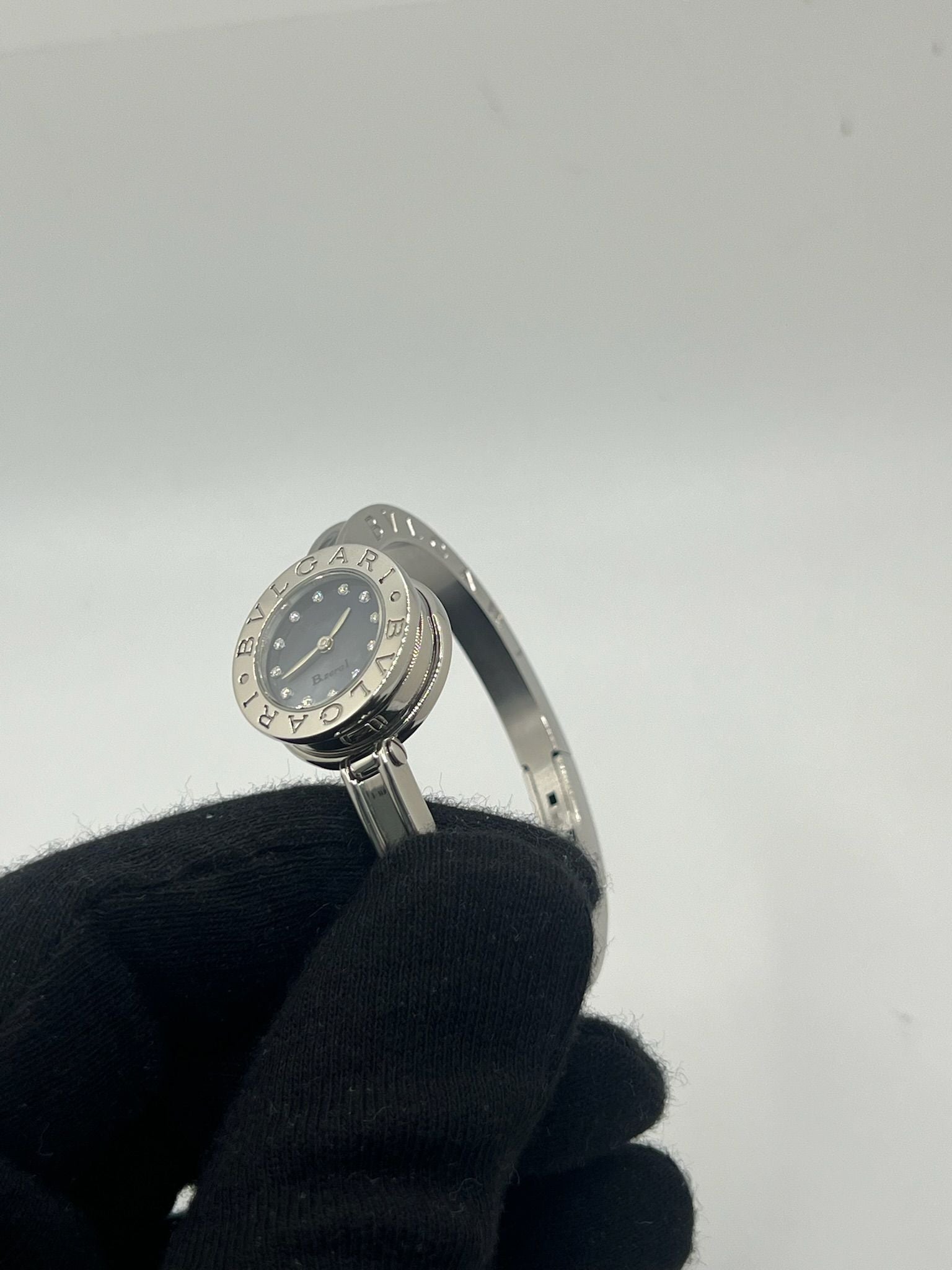 Découvrez l’élégance intemporelle de la montre Bulgari B.Zero1 en acier, sublimée par un cadran en nacre et un sertissage délicat de diamants. Ce modèle iconique pour femme allie sophistication joaillière et précision horlogère grâce à son mouvement quartz. Son design épuré, sans chiffres, et ses finitions luxueuses en font un bijou d’exception. Idéale pour sublimer chaque tenue, cette B.Zero1 incarne le raffinement à l’italienne signé Bulgari. Un choix parfait pour les amatrices de montres haut de gamme.