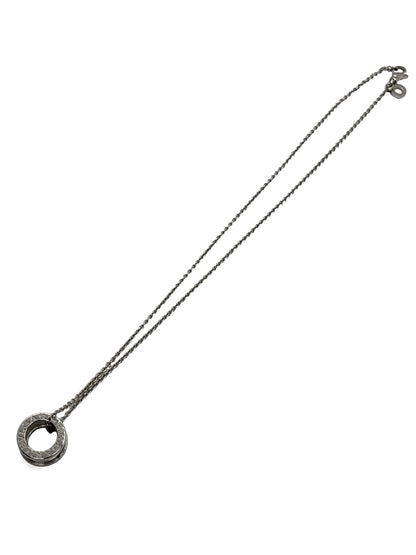 Collier élégant au design moderne et audacieux, mettant en valeur un pendentif aux lignes épurées et architecturales. Symbole d’équilibre et de sophistication, ce bijou reflète une allure contemporaine et raffinée, idéal pour illuminer le décolleté avec une touche d’élégance intemporelle et de caractère.