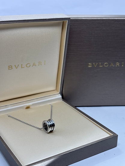 Collier élégant au design moderne et audacieux, mettant en valeur un pendentif aux lignes épurées et architecturales. Symbole d’équilibre et de sophistication, ce bijou reflète une allure contemporaine et raffinée, idéal pour illuminer le décolleté avec une touche d’élégance intemporelle et de caractère.