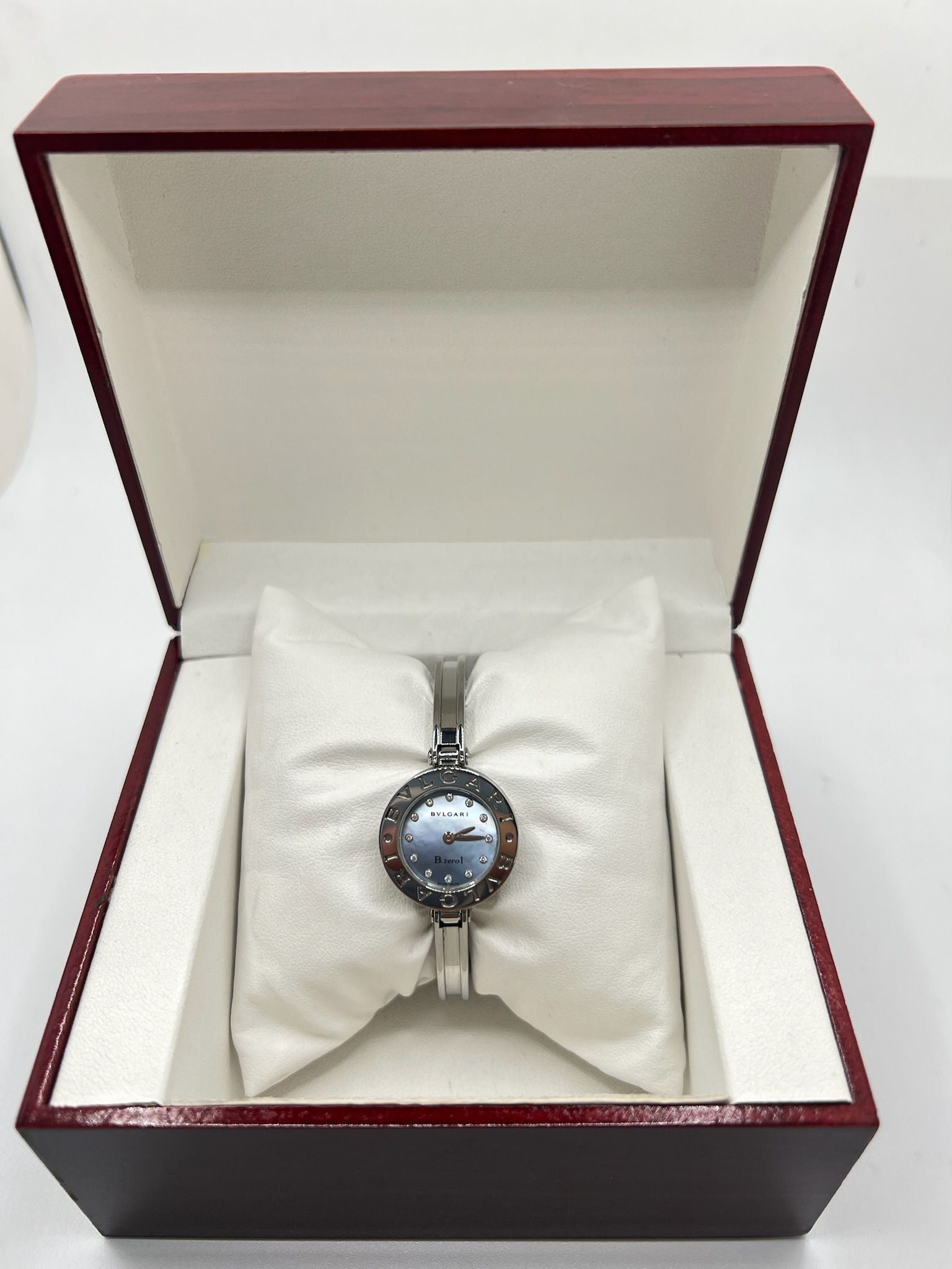 Découvrez l’élégance intemporelle de la montre Bulgari B.Zero1 en acier, sublimée par un cadran en nacre et un sertissage délicat de diamants. Ce modèle iconique pour femme allie sophistication joaillière et précision horlogère grâce à son mouvement quartz. Son design épuré, sans chiffres, et ses finitions luxueuses en font un bijou d’exception. Idéale pour sublimer chaque tenue, cette B.Zero1 incarne le raffinement à l’italienne signé Bulgari. Un choix parfait pour les amatrices de montres haut de gamme.