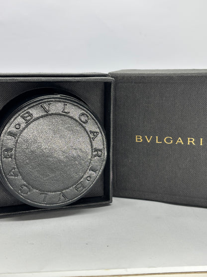 Élégante bague en or au design contemporain, caractérisée par des lignes architecturales et une allure sculpturale. Ce modèle grand format incarne l’audace et la modernité, parfait pour sublimer la main avec une touche de raffinement et d’originalité, symbole d’un style affirmé et intemporel.