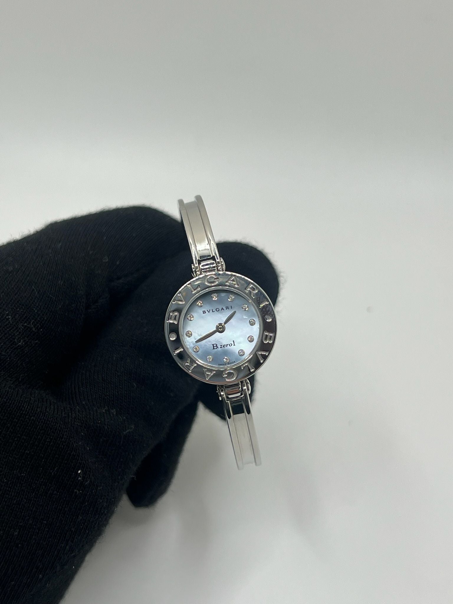 Découvrez l’élégance intemporelle de la montre Bulgari B.Zero1 en acier, sublimée par un cadran en nacre et un sertissage délicat de diamants. Ce modèle iconique pour femme allie sophistication joaillière et précision horlogère grâce à son mouvement quartz. Son design épuré, sans chiffres, et ses finitions luxueuses en font un bijou d’exception. Idéale pour sublimer chaque tenue, cette B.Zero1 incarne le raffinement à l’italienne signé Bulgari. Un choix parfait pour les amatrices de montres haut de gamme.