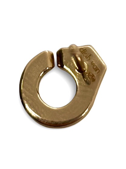 Boucles d’oreilles Dinh Van Menottes en or jaune, sublimées par des diamants étincelants totalisant 0,10 carat. Un bijou emblématique mêlant modernité et élégance, symbole d’union et de raffinement, parfait pour apporter une touche lumineuse et intemporelle à chaque tenue.