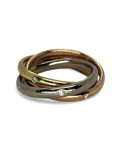 Bague élégante en or jaune, or blanc et or rose, sublimée par 15 diamants scintillants pour un total de 0,20 carat. Une création tricolore au design harmonieux, mêlant éclat et raffinement. Idéale pour une touche de lumière au quotidien ou comme bijou symbolique, cette bague incarne l’élégance intemporelle.