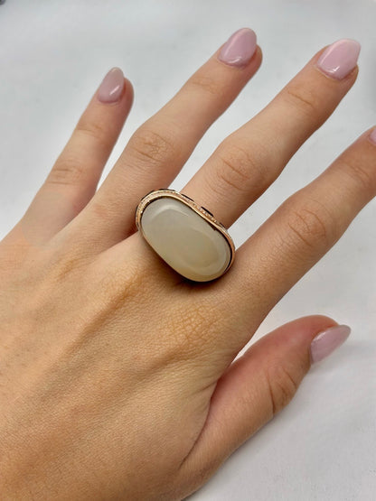 Bague Anjara en or jaune 18 carats mettant en valeur l’association harmonieuse d’une pierre de lune, d’un quartz fumé et de diamants étincelants. Ce bijou raffiné séduit par le contraste de ses gemmes, la douceur de ses reflets et son élégance intemporelle. Une création joaillière idéale pour les amateurs de pierres fines et de bijoux de caractère.