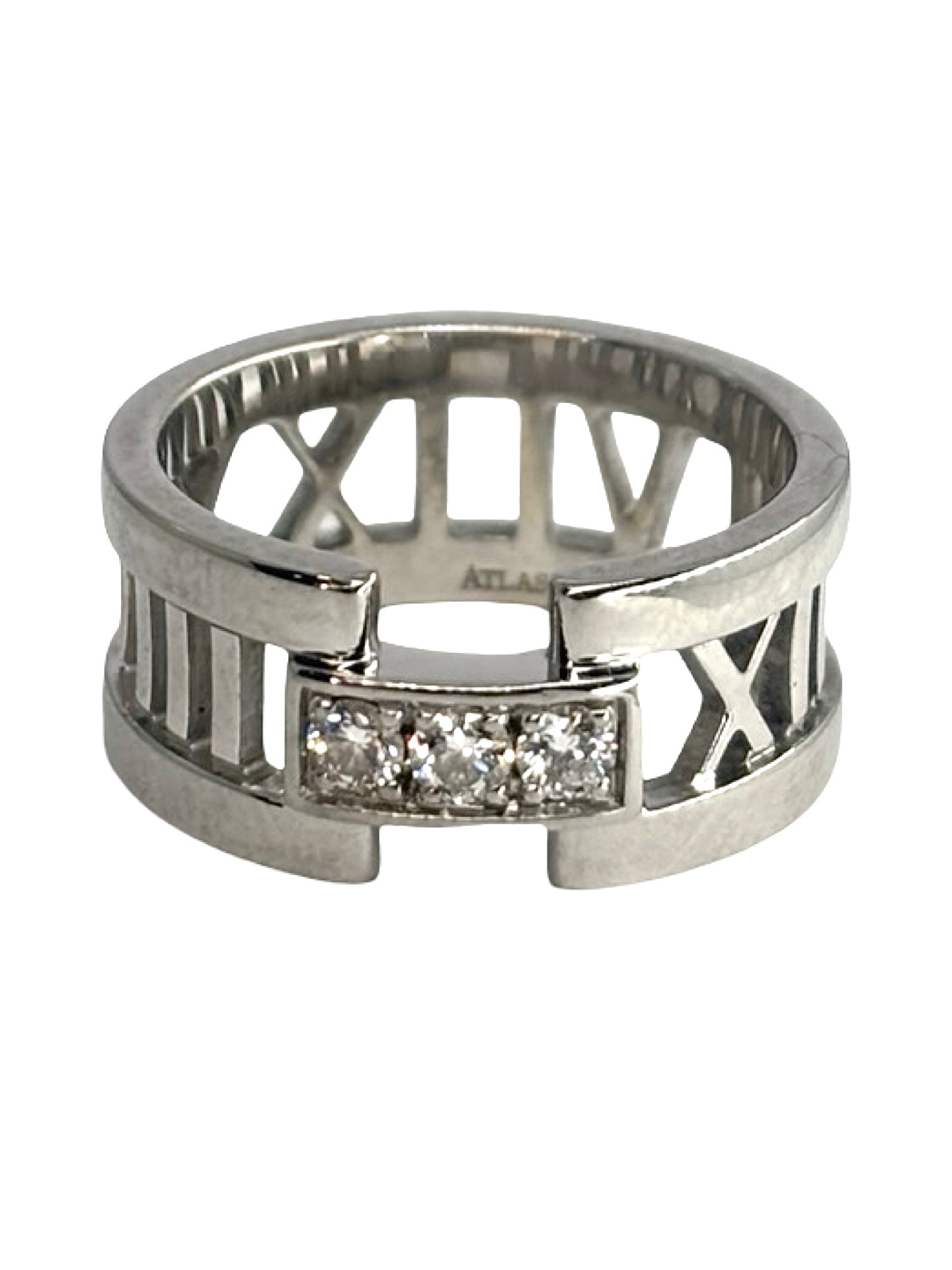 Bague Atlas ring en or blanc signée Tiffany & Co., sertie de diamants totalisant 0,15 carat. Son design graphique emblématique, inspiré des chiffres romains, allie modernité et élégance intemporelle. Un bijou raffiné et lumineux, idéal pour sublimer la main au quotidien ou marquer une occasion spéciale avec une pièce iconique de la joaillerie de luxe.