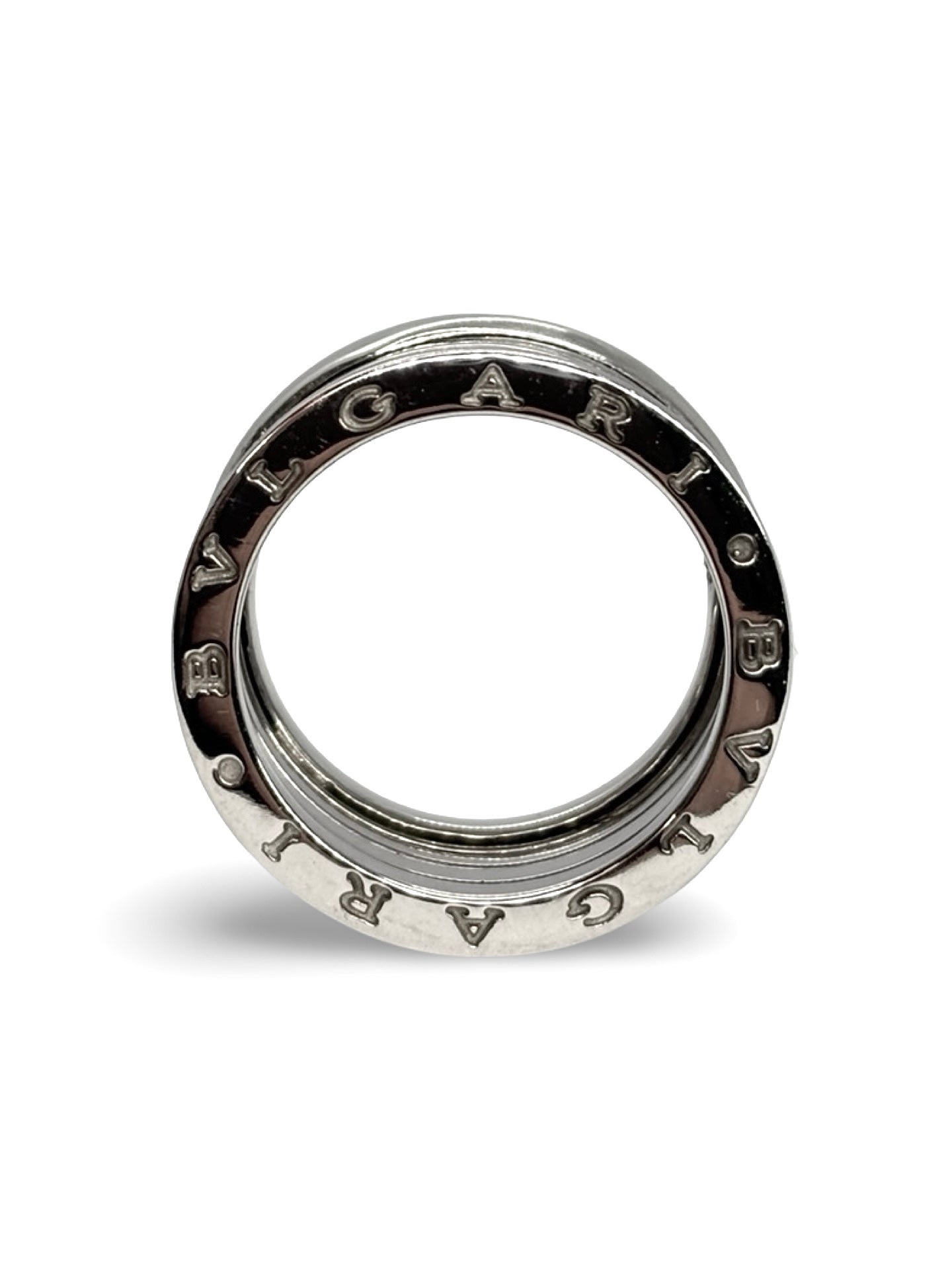 Élégante bague en or au design contemporain, caractérisée par des lignes architecturales et une allure sculpturale. Ce modèle grand format incarne l’audace et la modernité, parfait pour sublimer la main avec une touche de raffinement et d’originalité, symbole d’un style affirmé et intemporel.