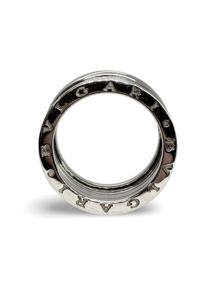 Élégante bague en or au design contemporain, caractérisée par des lignes architecturales et une allure sculpturale. Ce modèle grand format incarne l’audace et la modernité, parfait pour sublimer la main avec une touche de raffinement et d’originalité, symbole d’un style affirmé et intemporel.