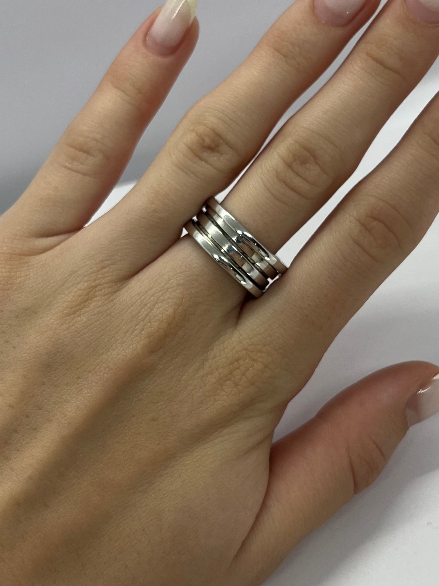 Découvrez l’intemporelle bague B.Zero de Bulgari, réalisée en or blanc 18K, symbole d’élégance moderne et de créativité joaillière. Inspirée de l’architecture et du design italien, cette pièce emblématique séduit par ses lignes audacieuses et son allure contemporaine. Un bijou signature idéal pour sublimer toutes vos tenues et compléter votre collection de bijoux de créateur. 