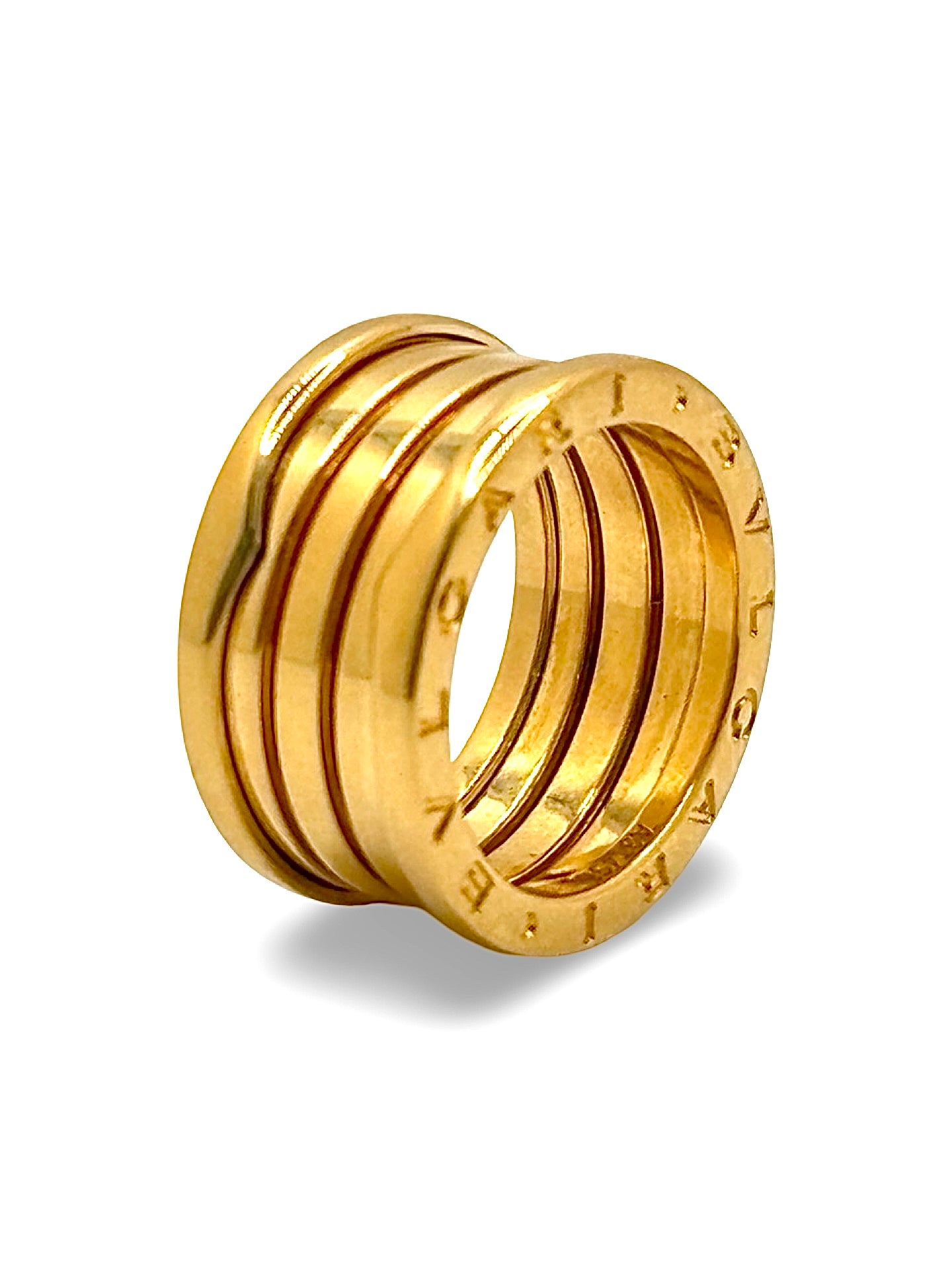 Découvrez la bague Bulgari B.zero1 en or jaune 18 carats, une création emblématique de la Maison Bulgari inspirée du Colisée de Rome. Cette bague B.zero1 en or jaune 750/1000 séduit par son design spiralé iconique, son élégance intemporelle et sa finition raffinée. L'anneau Bulgari B.zero1 or jaune 18K s'accorde aussi bien avec un style quotidien qu'une tenue habillée. Un bijou de luxe recherché pour son prestige, son authenticité et son savoir-faire italien.
