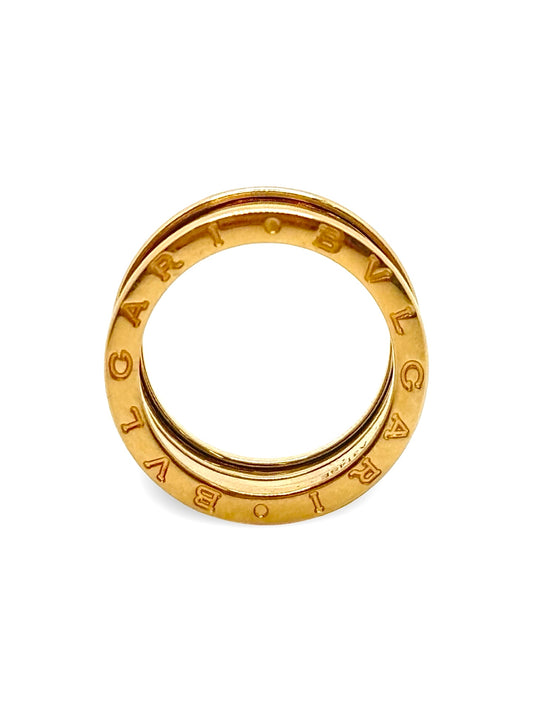 Découvrez la bague Bulgari B.zero1 en or jaune 18 carats, une création emblématique de la Maison Bulgari inspirée du Colisée de Rome. Cette bague B.zero1 en or jaune 750/1000 séduit par son design spiralé iconique, son élégance intemporelle et sa finition raffinée. L'anneau Bulgari B.zero1 or jaune 18K s'accorde aussi bien avec un style quotidien qu'une tenue habillée. Un bijou de luxe recherché pour son prestige, son authenticité et son savoir-faire italien.
