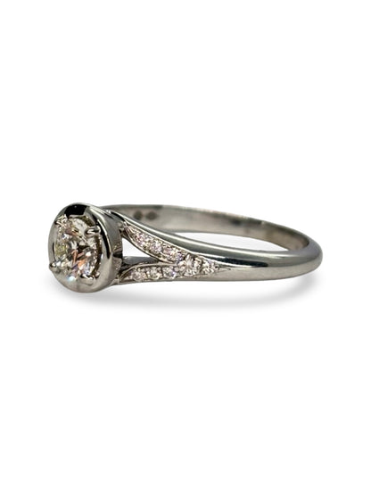 Solitaire Bulgari Incontro D'Amore en platine 950 serti d’un diamant taille brillant de 0,60 carat. Cette bague de fiançailles de luxe reflète l’élégance et le savoir-faire de la maison Bulgari grâce à son design raffiné et intemporel. Le platine met en valeur l’éclat du diamant, faisant de ce solitaire un bijou d’exception idéal pour célébrer un engagement ou enrichir une collection de joaillerie.