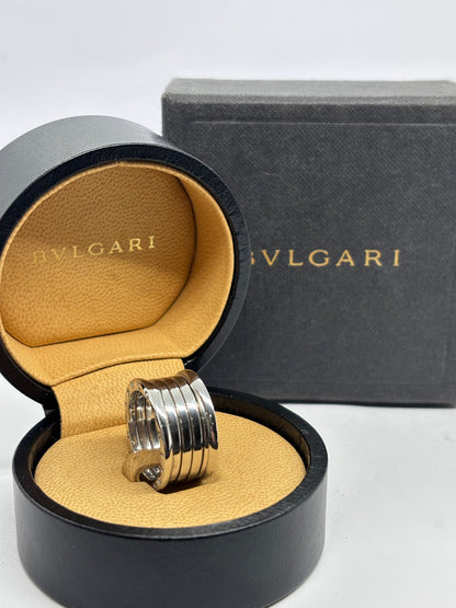Élégante bague en or au design contemporain, caractérisée par des lignes architecturales et une allure sculpturale. Ce modèle grand format incarne l’audace et la modernité, parfait pour sublimer la main avec une touche de raffinement et d’originalité, symbole d’un style affirmé et intemporel.