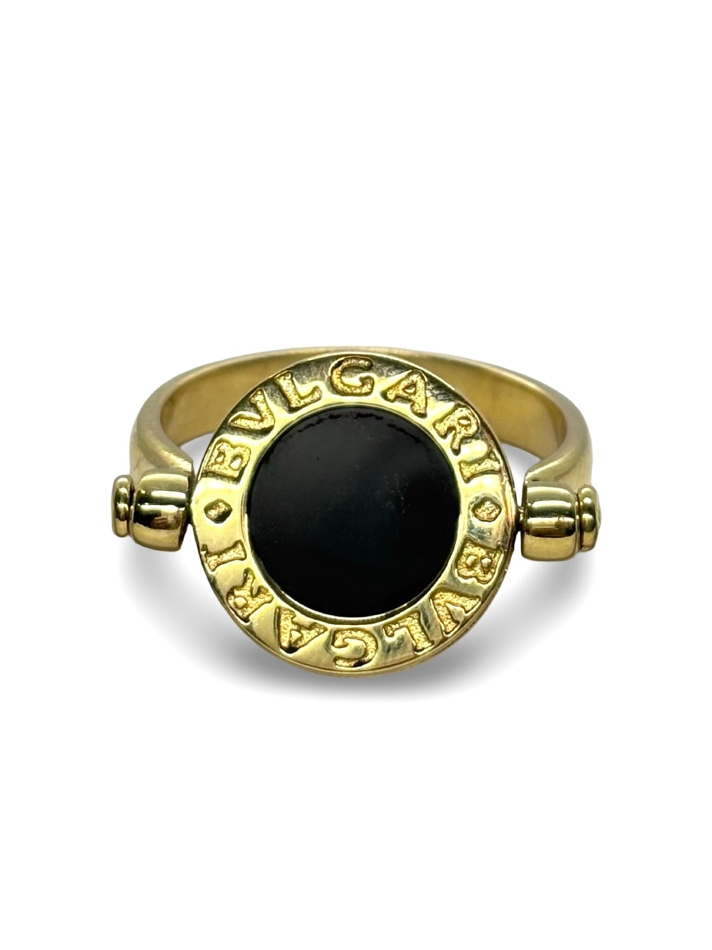 Raffinée et originale, cette bague réversible signée Bulgari est façonnée en or jaune 18 carats. Elle révèle deux facettes précieuses : une face en nacre lumineuse et une autre en onyx profond, offrant deux styles en un seul bijou. Symbole du design italien audacieux, cette création incarne l’élégance contemporaine et la versatilité, parfaite pour sublimer toutes vos tenues avec une touche de caractère.
