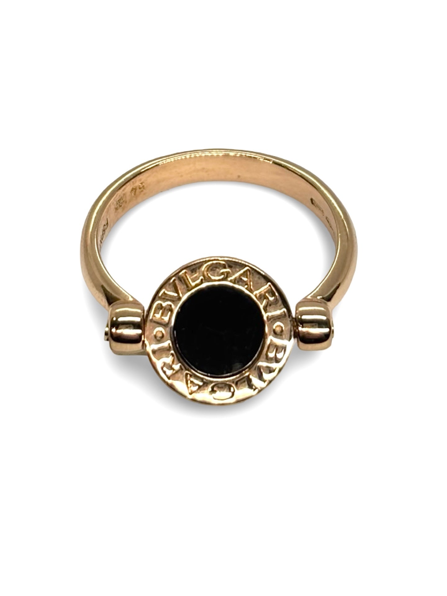 Découvrez l’élégance unique de la bague Bulgari réversible en or rose, combinant l’intensité de l’onyx et la douceur de la nacre. Son design double face offre deux styles en un, alliant raffinement et modernité. Ce bijou de luxe signé Bulgari incarne le savoir-faire joaillier italien et sublime toutes vos tenues avec élégance et originalité.