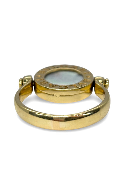 Raffinée et originale, cette bague réversible signée Bulgari est façonnée en or jaune 18 carats. Elle révèle deux facettes précieuses : une face en nacre lumineuse et une autre en onyx profond, offrant deux styles en un seul bijou. Symbole du design italien audacieux, cette création incarne l’élégance contemporaine et la versatilité, parfaite pour sublimer toutes vos tenues avec une touche de caractère.