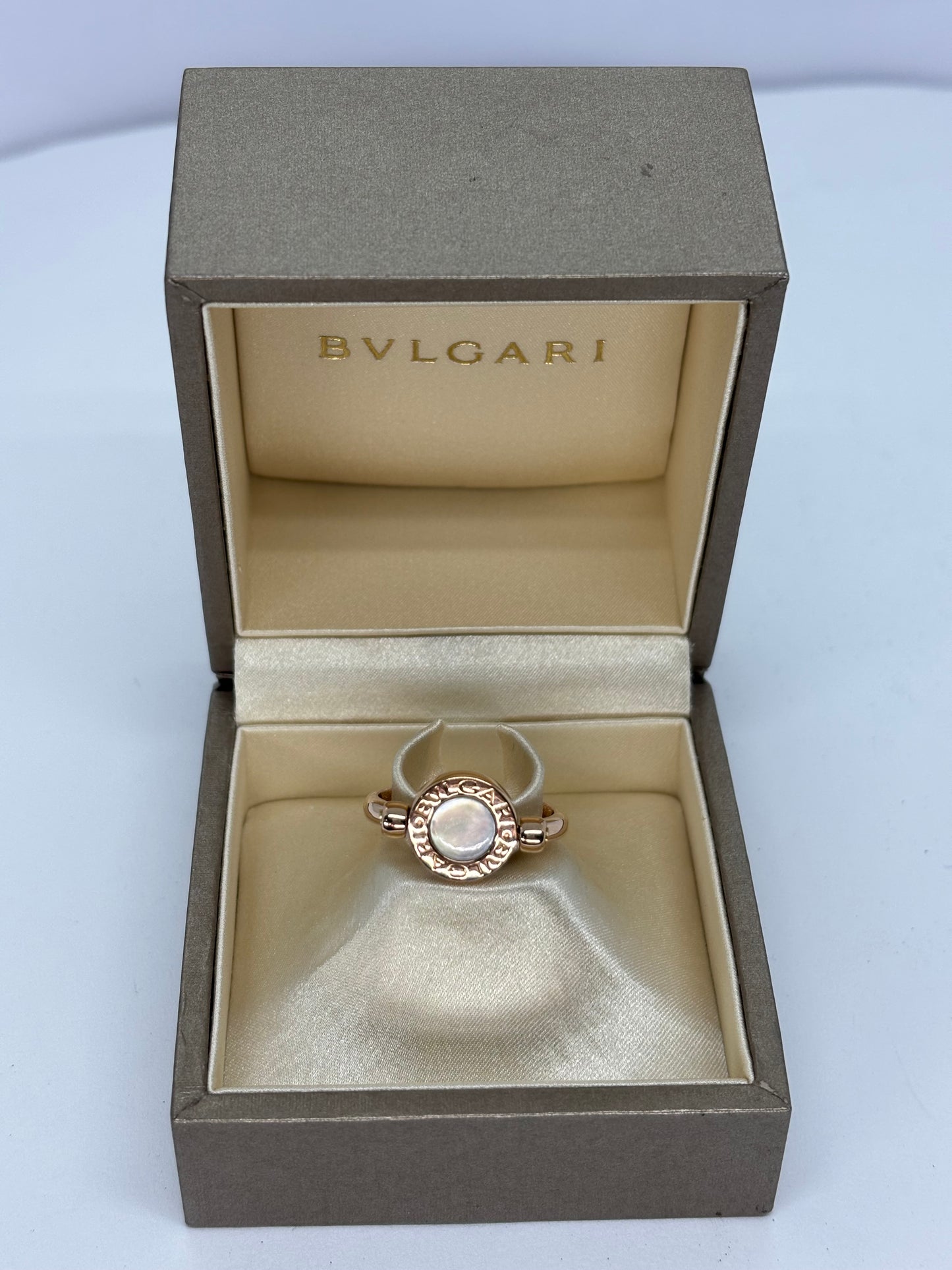 Découvrez l’élégance unique de la bague Bulgari réversible en or rose, combinant l’intensité de l’onyx et la douceur de la nacre. Son design double face offre deux styles en un, alliant raffinement et modernité. Ce bijou de luxe signé Bulgari incarne le savoir-faire joaillier italien et sublime toutes vos tenues avec élégance et originalité.