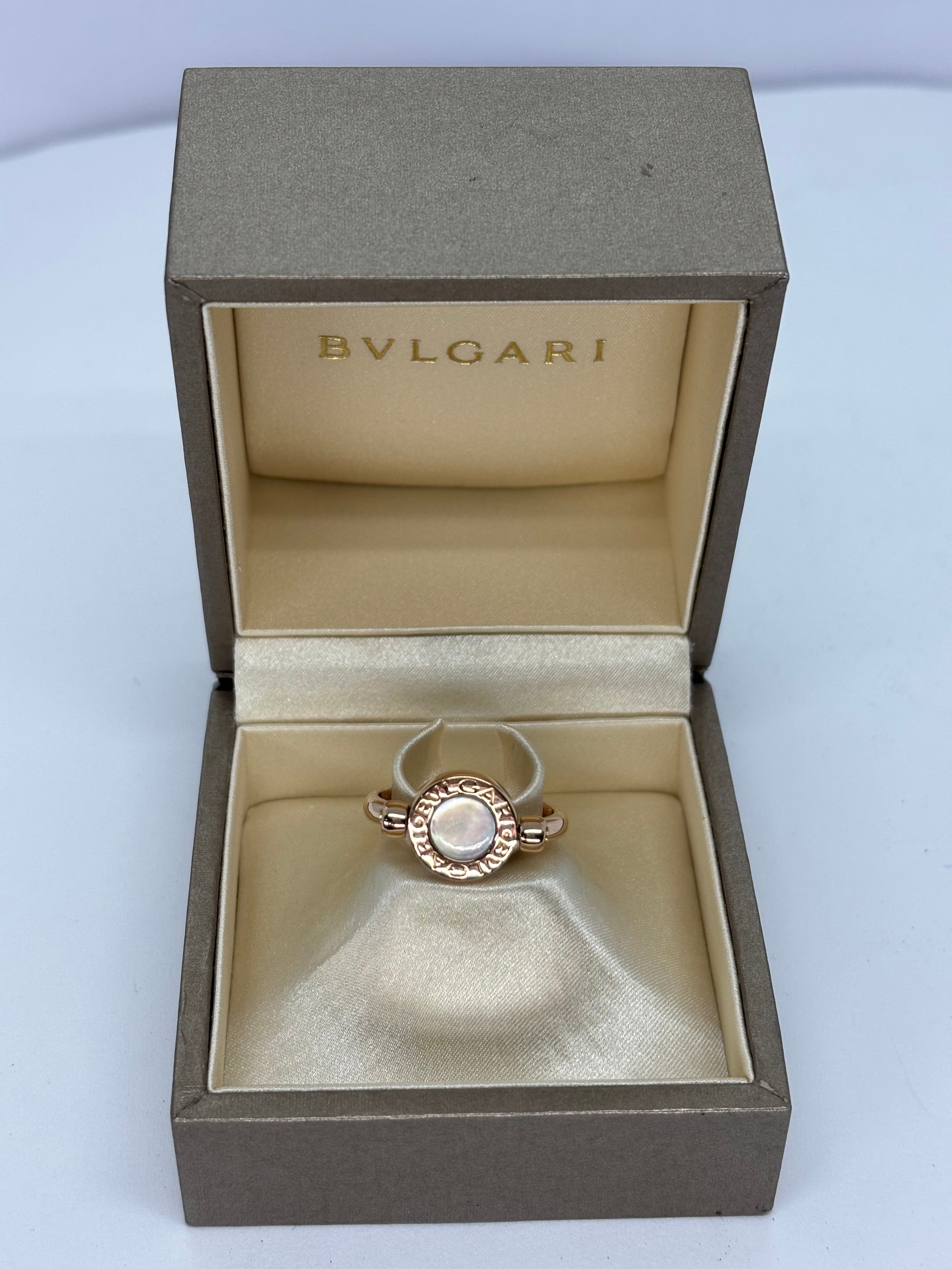 Découvrez l’élégance unique de la bague Bulgari réversible en or rose, combinant l’intensité de l’onyx et la douceur de la nacre. Son design double face offre deux styles en un, alliant raffinement et modernité. Ce bijou de luxe signé Bulgari incarne le savoir-faire joaillier italien et sublime toutes vos tenues avec élégance et originalité.