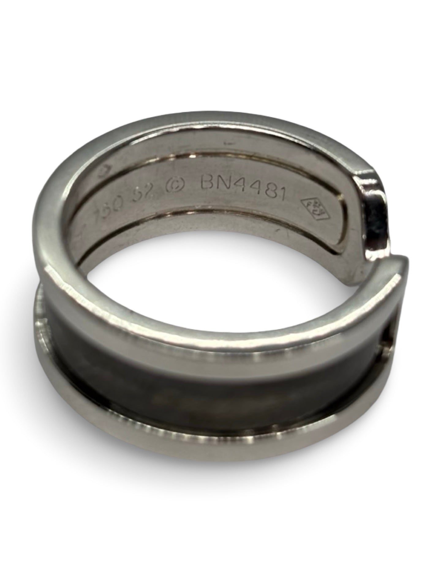 Bague vintage signée Cartier, modèle emblématique C de Cartier. Réalisée en or, cette création raffinée incarne le style élégant et intemporel de la Maison. Une pièce de joaillerie iconique qui séduit les collectionneurs par son design épuré et son prestige historique.