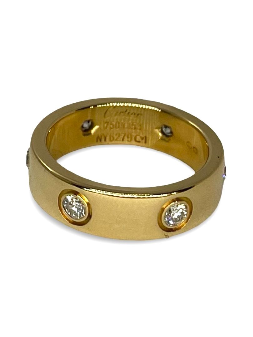Découvrez la bague Cartier Love grand modèle ornée de 6 diamants, symbole d’amour éternel et d’élégance. Ce bijou iconique en or précieux incarne le raffinement de la Maison Cartier, idéal pour sublimer votre style avec une touche de luxe intemporel.