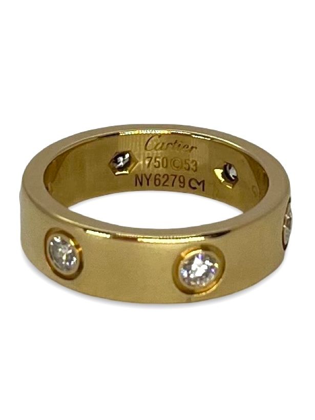 Découvrez la bague Cartier Love grand modèle ornée de 6 diamants, symbole d’amour éternel et d’élégance. Ce bijou iconique en or précieux incarne le raffinement de la Maison Cartier, idéal pour sublimer votre style avec une touche de luxe intemporel.