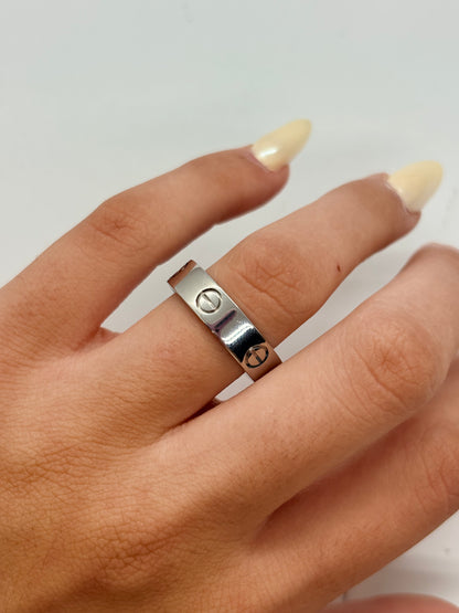 Bague Cartier Love modèle classique en or blanc 18K (750 millièmes). Cette bague iconique de la maison Cartier se distingue par son design intemporel et ses lignes épurées. Comme neuve, elle est accompagnée de son écrin d’origine ainsi que de sa facture d’achat. Avec un poids de 6,8 g et un tour de doigt de 61, cette bague en or blanc Cartier Love constitue un bijou élégant et raffiné, idéal pour les amateurs de joaillerie de luxe.
