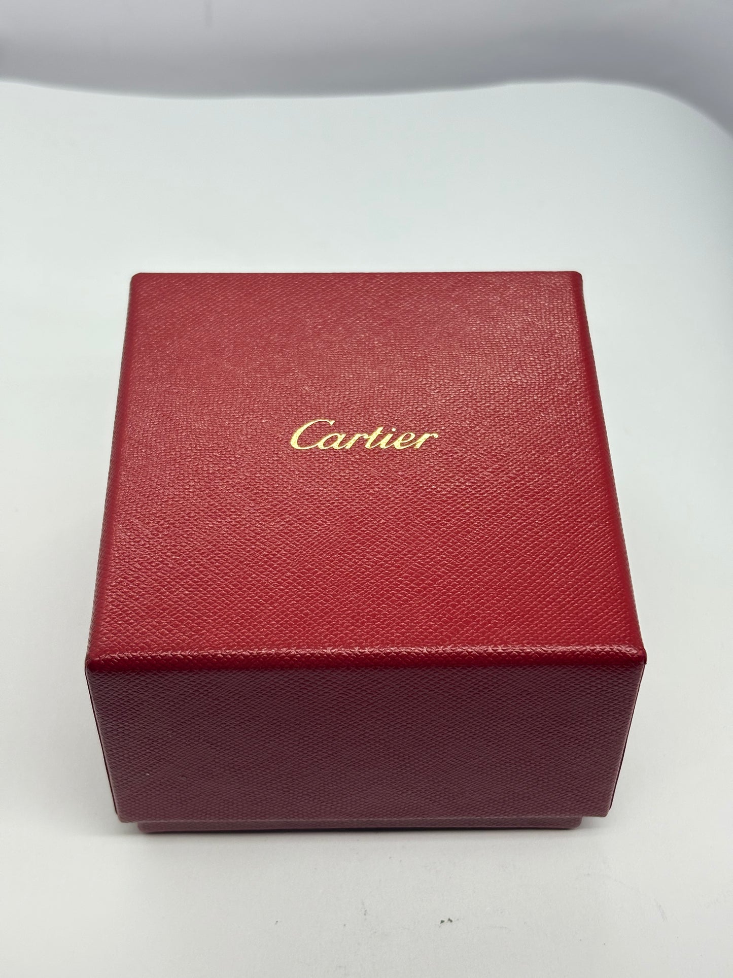 Bague Cartier Love modèle classique en or blanc 18K (750 millièmes). Cette bague iconique de la maison Cartier se distingue par son design intemporel et ses lignes épurées. Comme neuve, elle est accompagnée de son écrin d’origine ainsi que de sa facture d’achat. Avec un poids de 6,8 g et un tour de doigt de 61, cette bague en or blanc Cartier Love constitue un bijou élégant et raffiné, idéal pour les amateurs de joaillerie de luxe.
