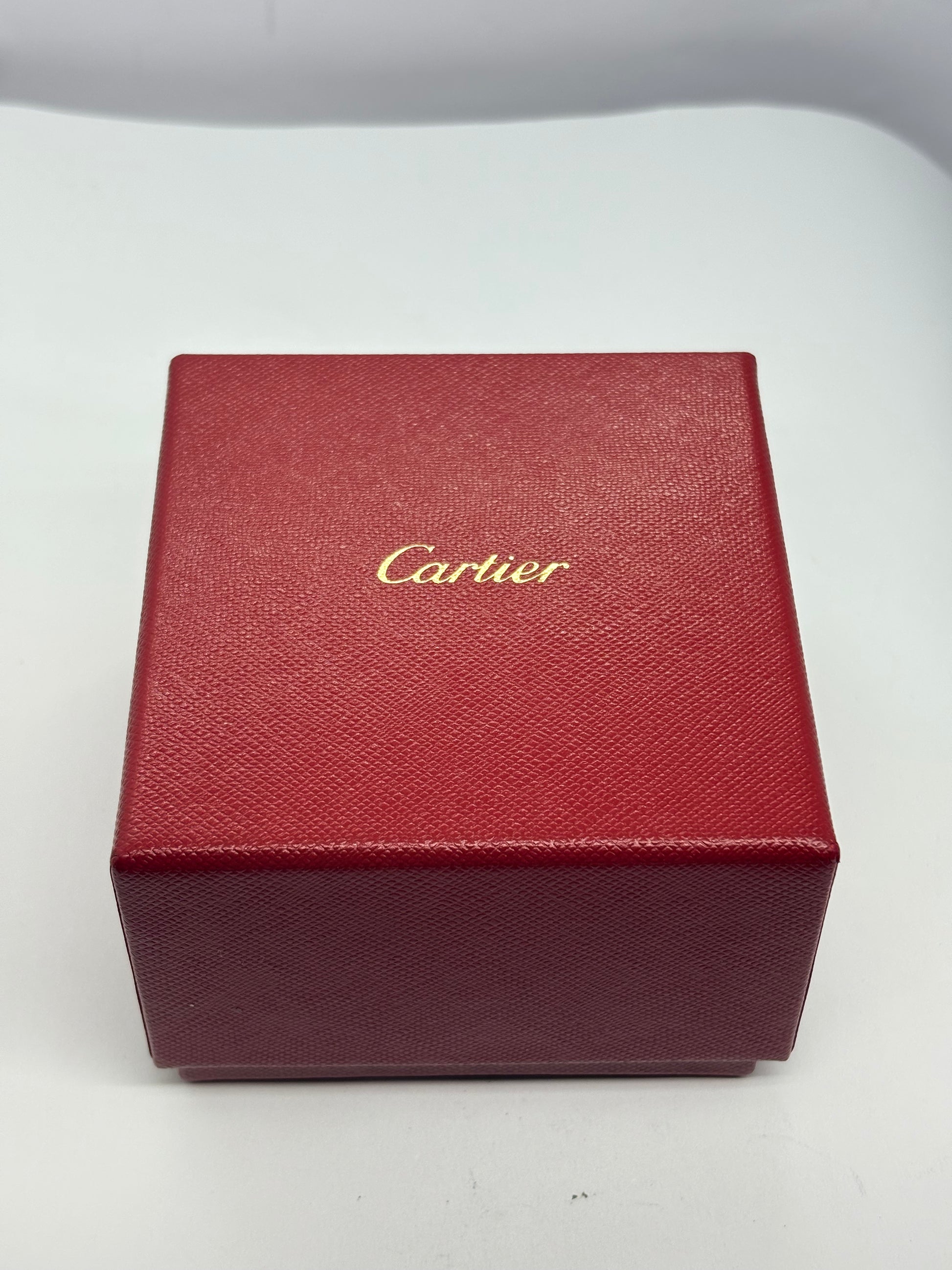 Bague Cartier Love modèle classique en or blanc 18K (750 millièmes). Cette bague iconique de la maison Cartier se distingue par son design intemporel et ses lignes épurées. Comme neuve, elle est accompagnée de son écrin d’origine ainsi que de sa facture d’achat. Avec un poids de 6,8 g et un tour de doigt de 61, cette bague en or blanc Cartier Love constitue un bijou élégant et raffiné, idéal pour les amateurs de joaillerie de luxe.
