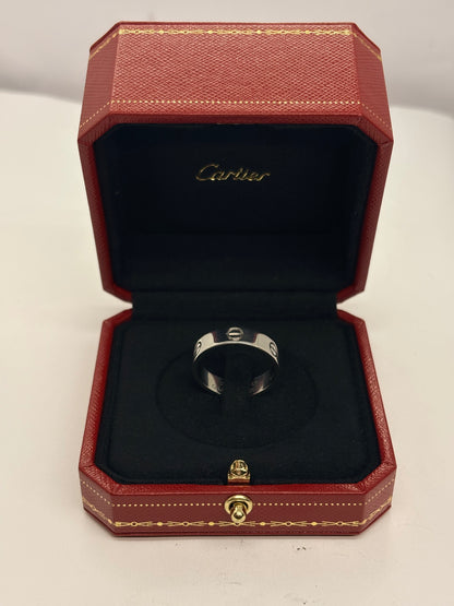 Bague Cartier Love modèle classique en or blanc 18K (750 millièmes). Cette bague iconique de la maison Cartier se distingue par son design intemporel et ses lignes épurées. Comme neuve, elle est accompagnée de son écrin d’origine ainsi que de sa facture d’achat. Avec un poids de 6,8 g et un tour de doigt de 61, cette bague en or blanc Cartier Love constitue un bijou élégant et raffiné, idéal pour les amateurs de joaillerie de luxe.
