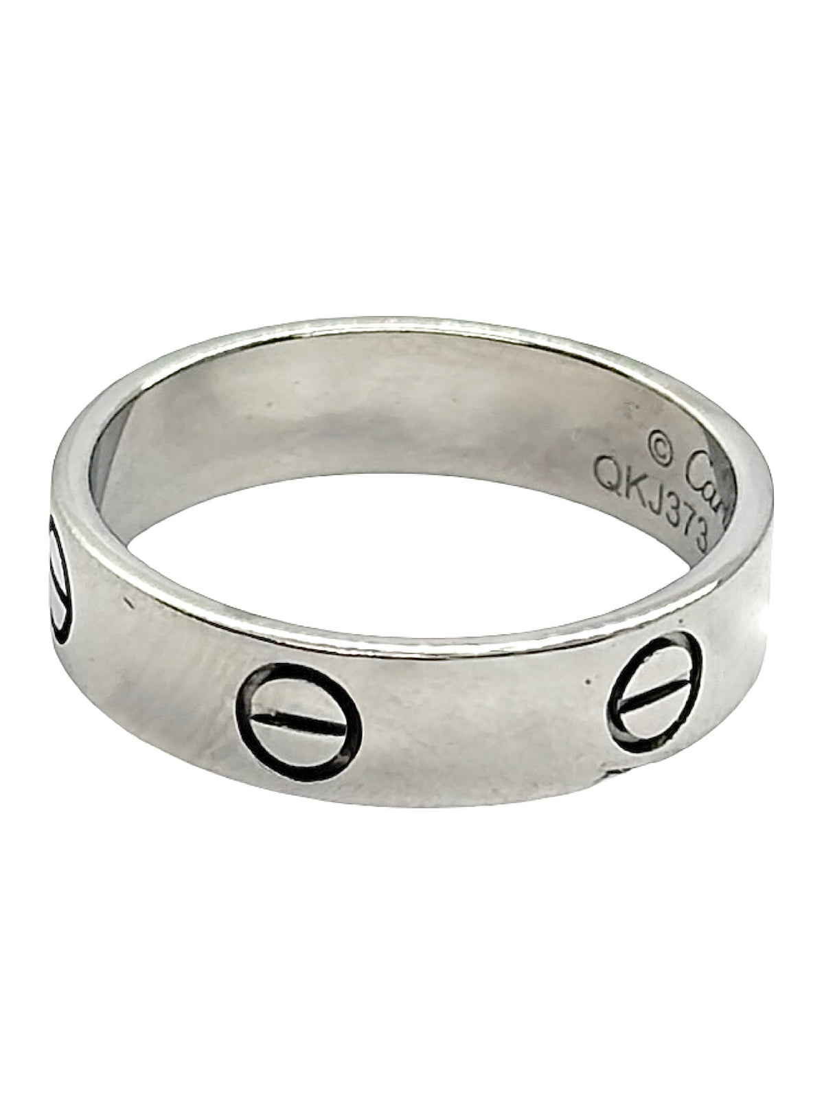 Bague Cartier Love modèle classique en or blanc 18K (750 millièmes). Cette bague iconique de la maison Cartier se distingue par son design intemporel et ses lignes épurées. Comme neuve, elle est accompagnée de son écrin d’origine ainsi que de sa facture d’achat. Avec un poids de 6,8 g et un tour de doigt de 61, cette bague en or blanc Cartier Love constitue un bijou élégant et raffiné, idéal pour les amateurs de joaillerie de luxe.
