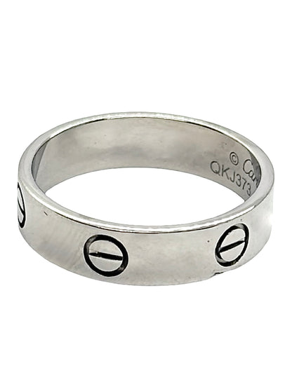 Bague Cartier Love modèle classique en or blanc 18K (750 millièmes). Cette bague iconique de la maison Cartier se distingue par son design intemporel et ses lignes épurées. Comme neuve, elle est accompagnée de son écrin d’origine ainsi que de sa facture d’achat. Avec un poids de 6,8 g et un tour de doigt de 61, cette bague en or blanc Cartier Love constitue un bijou élégant et raffiné, idéal pour les amateurs de joaillerie de luxe.
