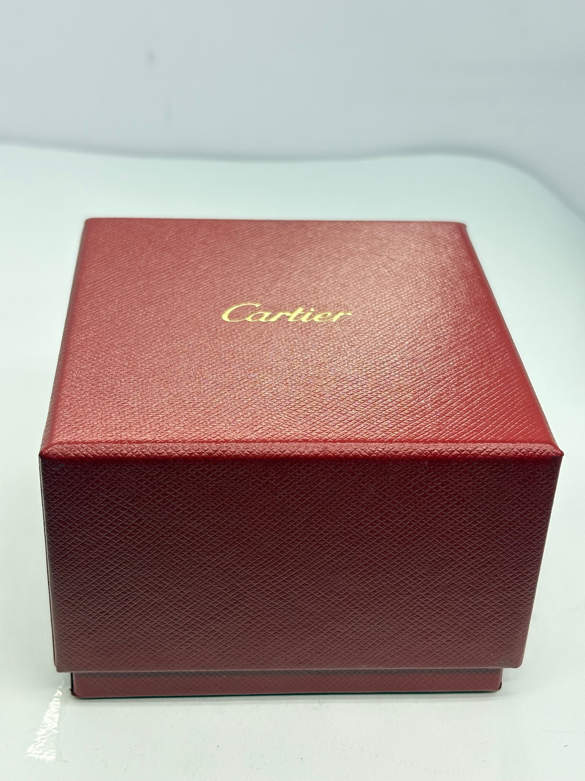 Bague Cartier Love petit modèle en or blanc 18K, un bijou iconique de la maison Cartier reconnaissable à son design intemporel inspiré d’un bracelet vissé. Cette bague en or blanc 18 carats séduit par ses lignes élégantes et raffinées. Le petit modèle offre une silhouette délicate, idéale portée seule ou associée à d’autres bagues. Une pièce emblématique de joaillerie, parfaite pour un style chic et contemporain.