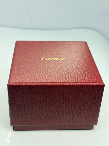 Bague Cartier Love petit modèle en or blanc 18K, un bijou iconique de la maison Cartier reconnaissable à son design intemporel inspiré d’un bracelet vissé. Cette bague en or blanc 18 carats séduit par ses lignes élégantes et raffinées. Le petit modèle offre une silhouette délicate, idéale portée seule ou associée à d’autres bagues. Une pièce emblématique de joaillerie, parfaite pour un style chic et contemporain.