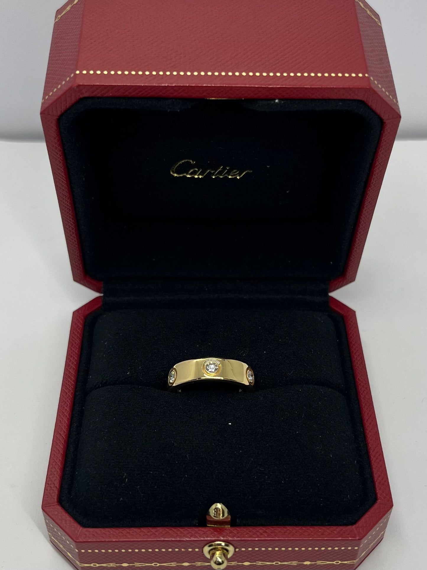 Découvrez la bague Cartier Love grand modèle ornée de 6 diamants, symbole d’amour éternel et d’élégance. Ce bijou iconique en or précieux incarne le raffinement de la Maison Cartier, idéal pour sublimer votre style avec une touche de luxe intemporel.