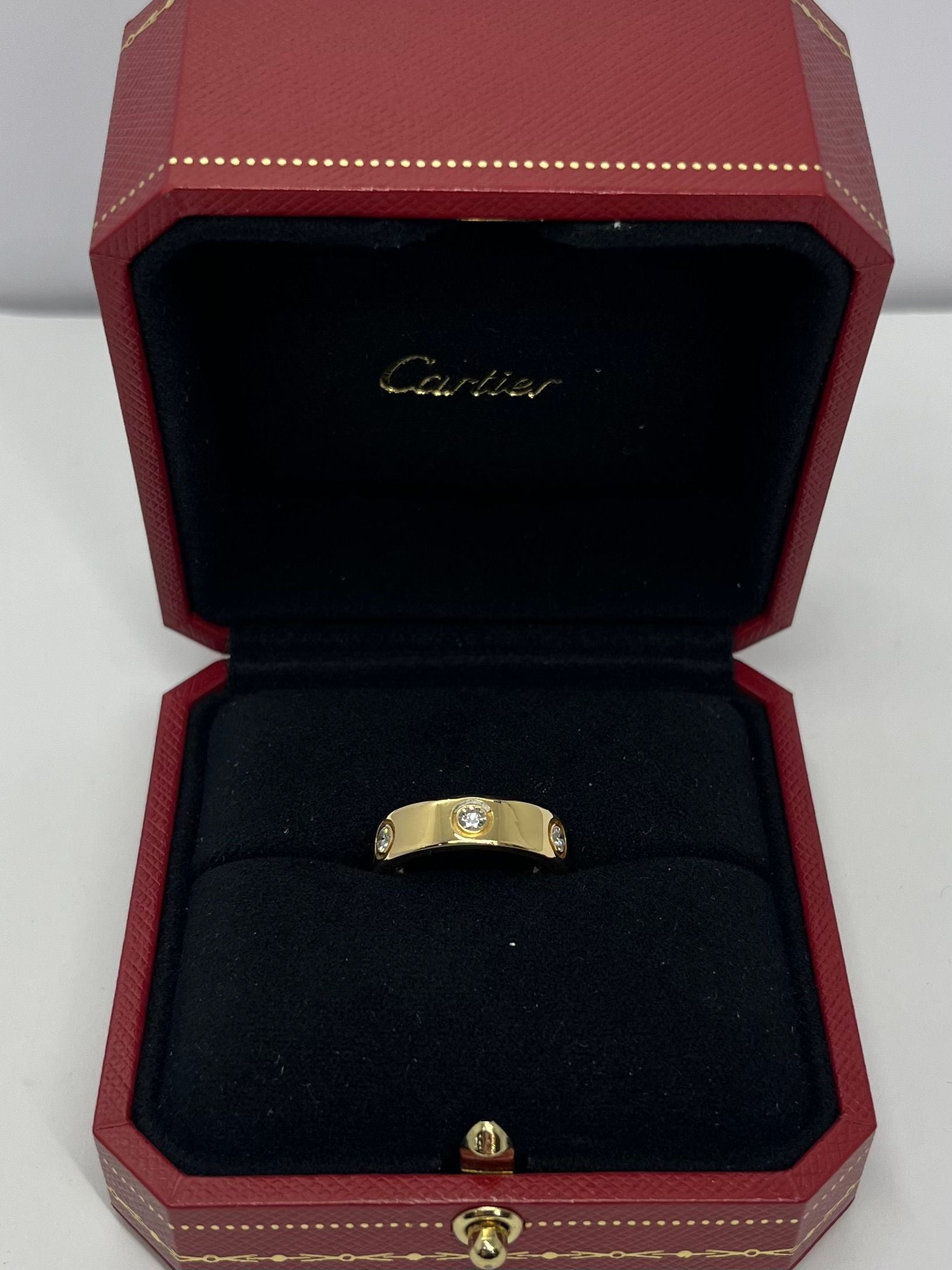 Découvrez la bague Cartier Love grand modèle ornée de 6 diamants, symbole d’amour éternel et d’élégance. Ce bijou iconique en or précieux incarne le raffinement de la Maison Cartier, idéal pour sublimer votre style avec une touche de luxe intemporel.