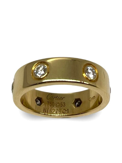 Découvrez la bague Cartier Love grand modèle ornée de 6 diamants, symbole d’amour éternel et d’élégance. Ce bijou iconique en or précieux incarne le raffinement de la Maison Cartier, idéal pour sublimer votre style avec une touche de luxe intemporel.