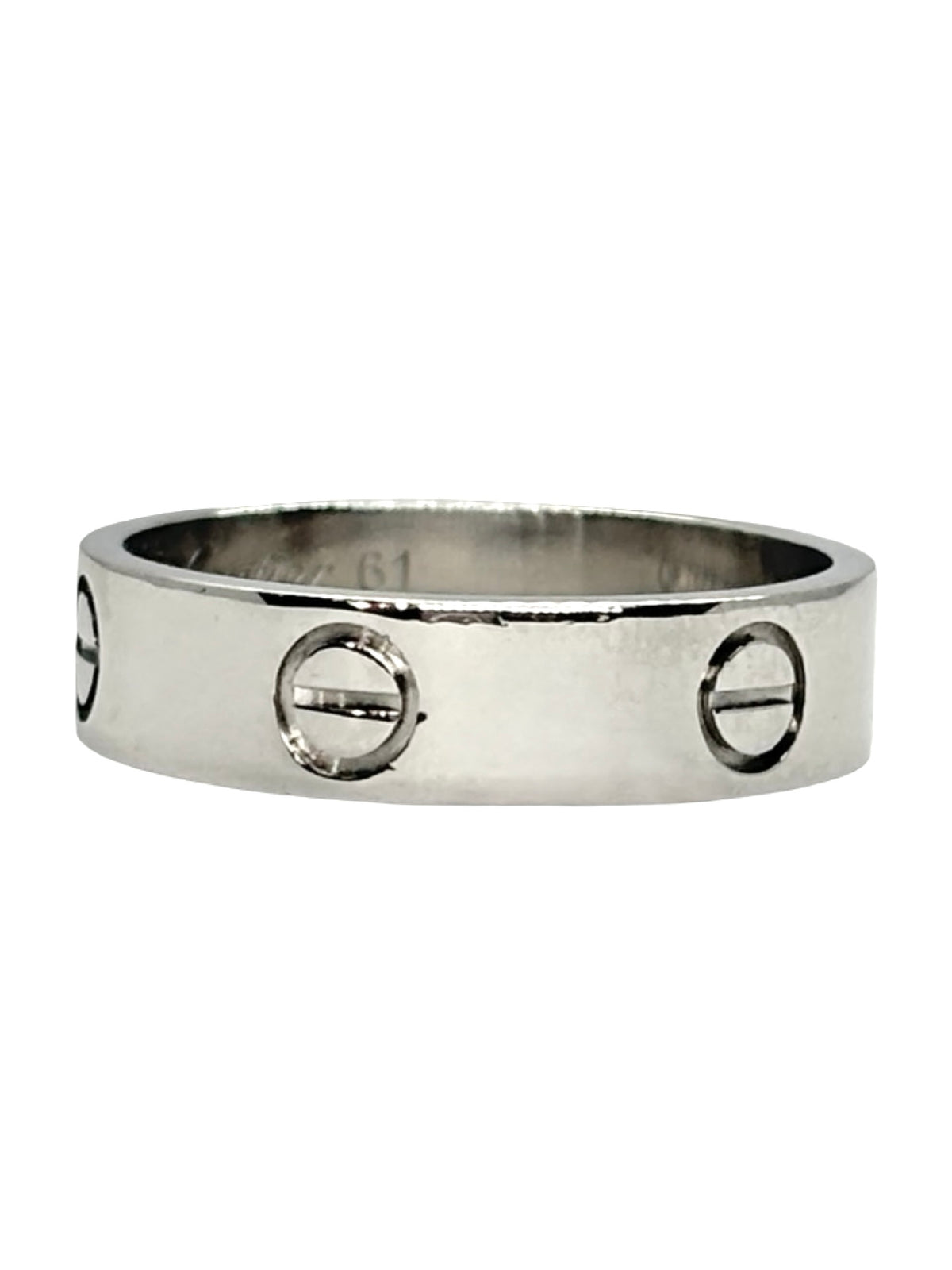 Bague Cartier Love modèle classique en or blanc 18K (750 millièmes). Cette bague iconique de la maison Cartier se distingue par son design intemporel et ses lignes épurées. Comme neuve, elle est accompagnée de son écrin d’origine ainsi que de sa facture d’achat. Avec un poids de 6,8 g et un tour de doigt de 61, cette bague en or blanc Cartier Love constitue un bijou élégant et raffiné, idéal pour les amateurs de joaillerie de luxe.

