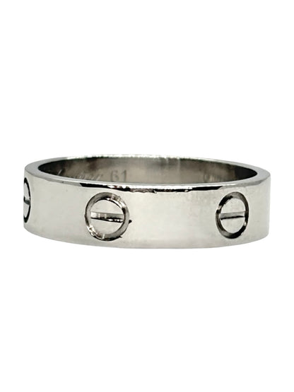 Bague Cartier Love modèle classique en or blanc 18K (750 millièmes). Cette bague iconique de la maison Cartier se distingue par son design intemporel et ses lignes épurées. Comme neuve, elle est accompagnée de son écrin d’origine ainsi que de sa facture d’achat. Avec un poids de 6,8 g et un tour de doigt de 61, cette bague en or blanc Cartier Love constitue un bijou élégant et raffiné, idéal pour les amateurs de joaillerie de luxe.
