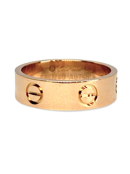 Bague Love en or rose 18 carats, modèle moyen, au design iconique et intemporel. Cet anneau emblématique se distingue par ses motifs gravés évoquant l’attachement et l’élégance. Sa finition polie met en valeur la chaleur de l’or rose et assure un rendu raffiné. Bijou de caractère, idéal à porter seul ou en accumulation, parfait pour un usage quotidien ou comme symbole fort à offrir.