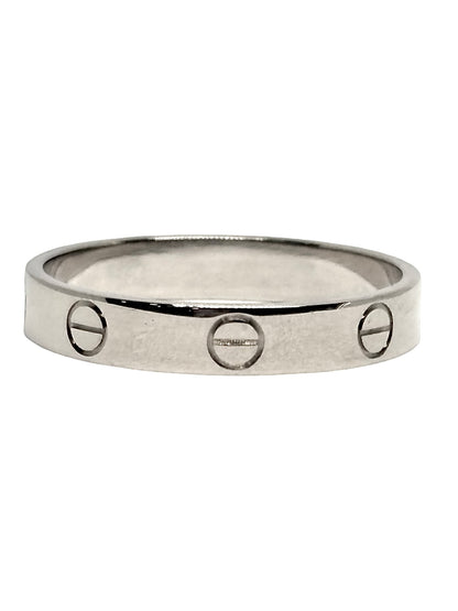 Bague Cartier Love petit modèle en or blanc 18K, un bijou iconique de la maison Cartier reconnaissable à son design intemporel inspiré d’un bracelet vissé. Cette bague en or blanc 18 carats séduit par ses lignes élégantes et raffinées. Le petit modèle offre une silhouette délicate, idéale portée seule ou associée à d’autres bagues. Une pièce emblématique de joaillerie, parfaite pour un style chic et contemporain.