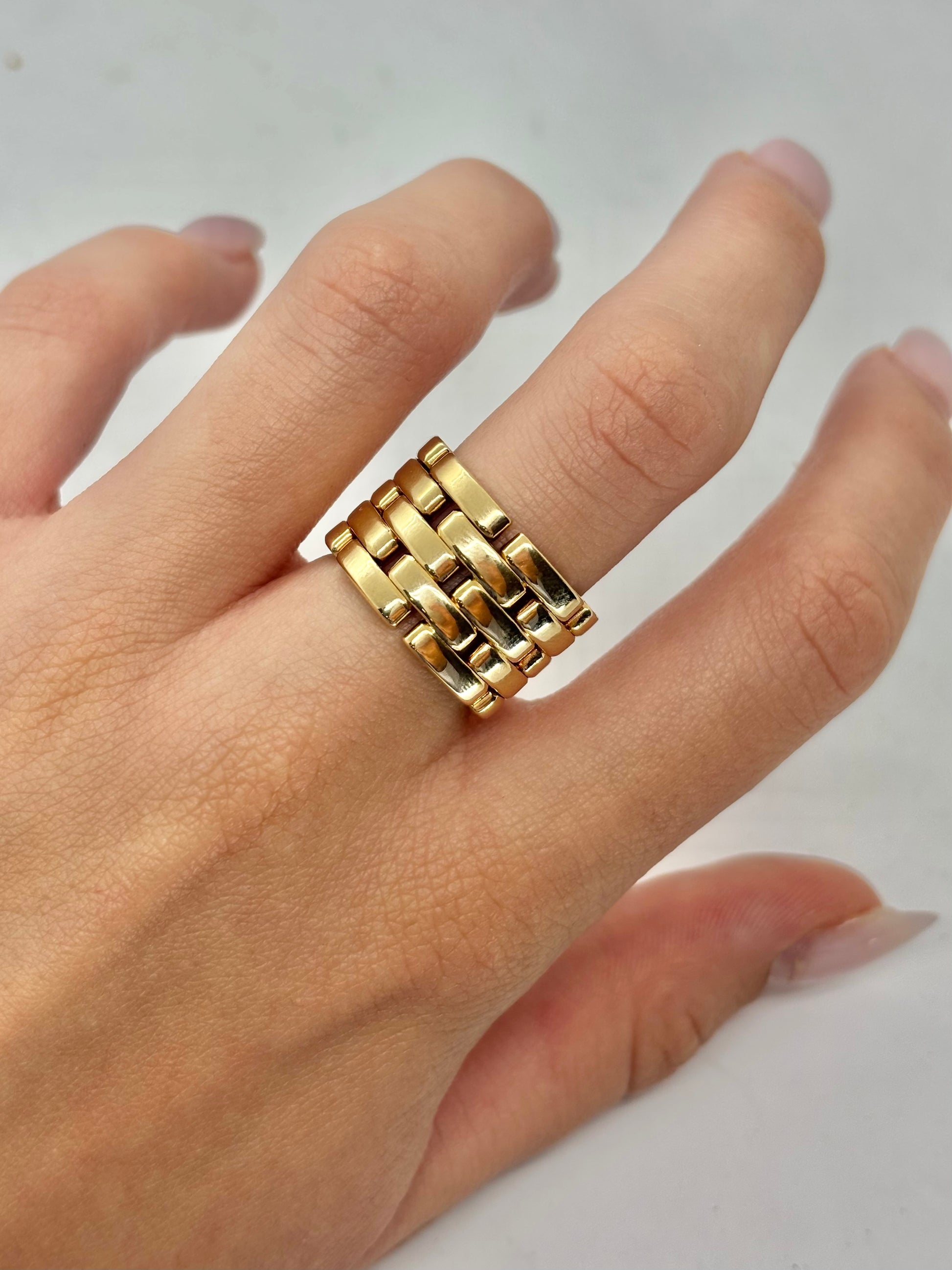 Bague Cartier Maillon Panthère en or jaune 18 carats, inspirée de l’emblématique motif panthère de la maison de joaillerie. Son design sculptural à maillons entrelacés offre une allure à la fois moderne et intemporelle. Réalisée en or jaune 18K, cette bague se distingue par ses volumes harmonieux, son éclat chaleureux et ses finitions soignées. Élégante et raffinée, elle constitue un bijou de caractère idéal pour enrichir une collection de joaillerie de prestige.
