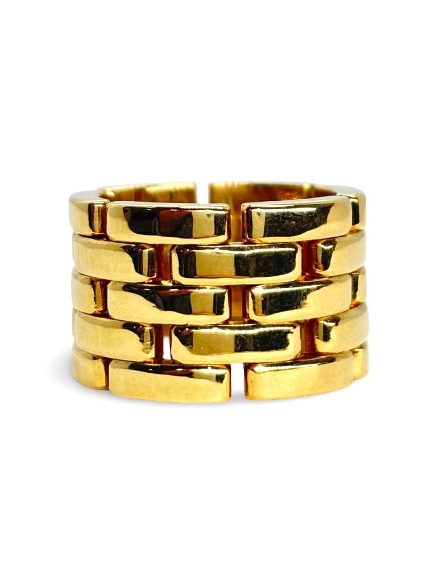 Bague Cartier Maillon Panthère en or jaune 18 carats, inspirée de l’emblématique motif panthère de la maison de joaillerie. Son design sculptural à maillons entrelacés offre une allure à la fois moderne et intemporelle. Réalisée en or jaune 18K, cette bague se distingue par ses volumes harmonieux, son éclat chaleureux et ses finitions soignées. Élégante et raffinée, elle constitue un bijou de caractère idéal pour enrichir une collection de joaillerie de prestige.
