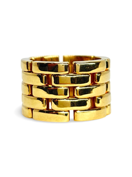 Bague Cartier Maillon Panthère en or jaune 18 carats, inspirée de l’emblématique motif panthère de la maison de joaillerie. Son design sculptural à maillons entrelacés offre une allure à la fois moderne et intemporelle. Réalisée en or jaune 18K, cette bague se distingue par ses volumes harmonieux, son éclat chaleureux et ses finitions soignées. Élégante et raffinée, elle constitue un bijou de caractère idéal pour enrichir une collection de joaillerie de prestige.
