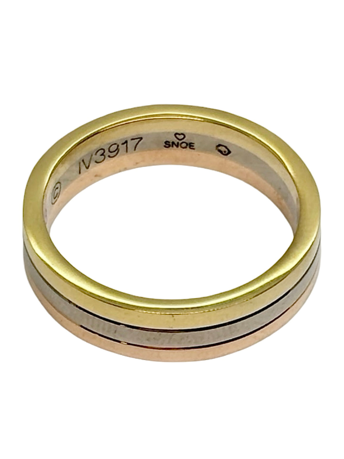 Bague Vendôme Louis Cartier en trois ors 18K, une création emblématique de la maison Cartier. Cette bague associe harmonieusement l’or jaune, l’or blanc et l’or rose 18 carats pour créer un design élégant et raffiné. La combinaison des trois nuances d’or apporte relief et luminosité au bijou. Avec sa silhouette intemporelle et son style sophistiqué, cette bague Cartier s’adapte parfaitement à une tenue élégante ou à un porté quotidien.