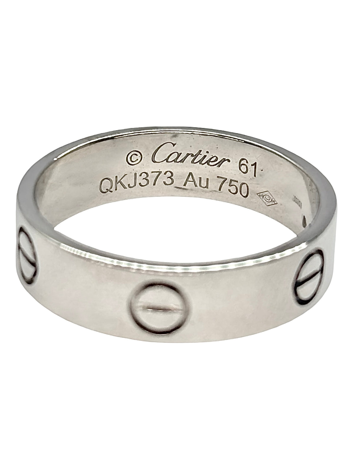 Bague Cartier Love modèle classique en or blanc 18K (750 millièmes). Cette bague iconique de la maison Cartier se distingue par son design intemporel et ses lignes épurées. Comme neuve, elle est accompagnée de son écrin d’origine ainsi que de sa facture d’achat. Avec un poids de 6,8 g et un tour de doigt de 61, cette bague en or blanc Cartier Love constitue un bijou élégant et raffiné, idéal pour les amateurs de joaillerie de luxe.
