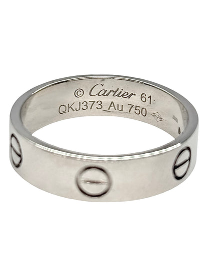 Bague Cartier Love modèle classique en or blanc 18K (750 millièmes). Cette bague iconique de la maison Cartier se distingue par son design intemporel et ses lignes épurées. Comme neuve, elle est accompagnée de son écrin d’origine ainsi que de sa facture d’achat. Avec un poids de 6,8 g et un tour de doigt de 61, cette bague en or blanc Cartier Love constitue un bijou élégant et raffiné, idéal pour les amateurs de joaillerie de luxe.
