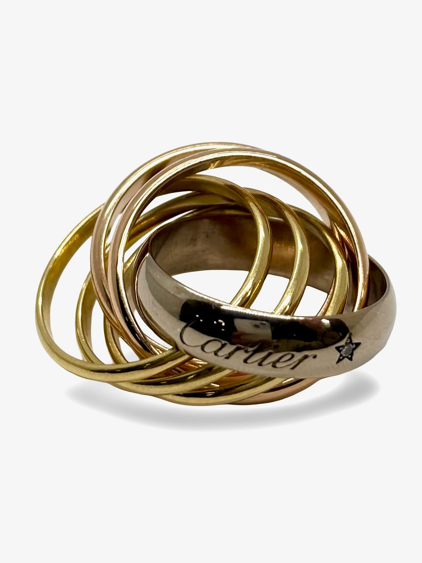 Icône de l'élégance intemporelle, la bague Trinity Cartier 6 anneaux se distingue par l’harmonie de ses trois ors : jaune, blanc et rose. Ce modèle unique revisite le classique avec six anneaux entrelacés, symbole d’unité et d’amour éternel. Conçue par Cartier, maison de haute joaillerie, cette création raffinée séduit par son design emblématique et son éclat inimitable.